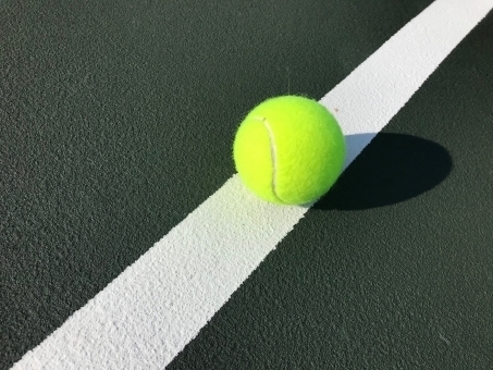 fcc0b740426ceb231e9d0977220df6dd_tライン上のテニスボール.jpeg